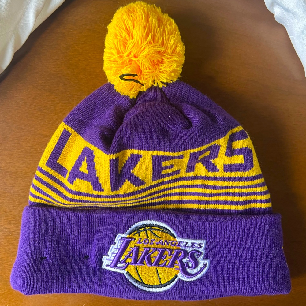 📦NWOT New Era Los Angeles Lakers Winter Fleece Beanie Hat Puff Top LA basketball